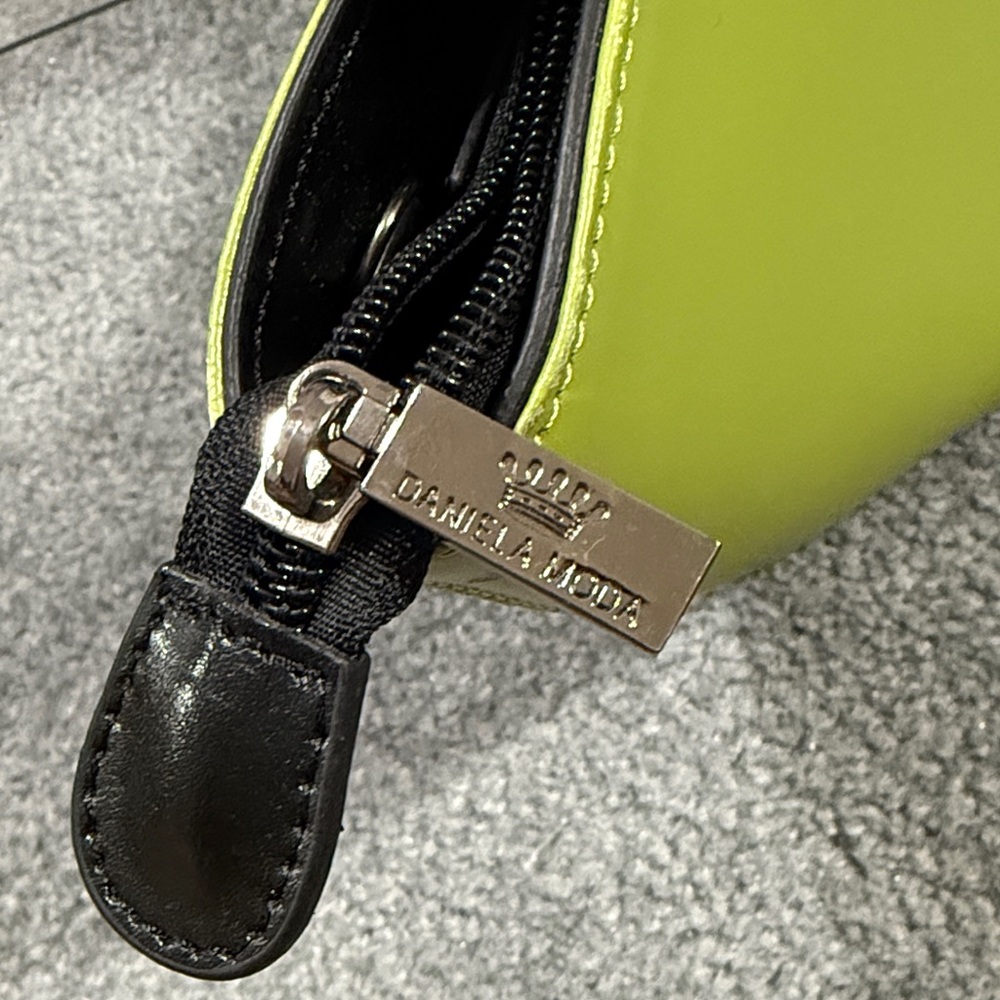 Italian leather Green Handbag with Black Handles - Picture 7 of 9